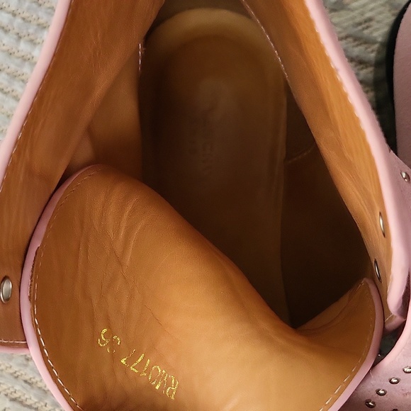 Givenchy's 'Elegant' ankle pink suede boots - Picture 7 of 13